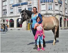  ?? Foto: Bernd Hohlen ?? Christina Breuß und ihre Tochter Leonie lieben ihr Pferd Nitschu. Manchmal gehen sie sogar mit ihm in der Augsburger Innenstadt spazieren.
