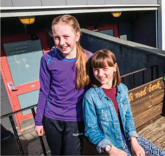  ?? FOTO: JARLE R. MARTINSEN ?? Dette er benken elevene på Frøysland skole kan bruke når de trenger noen på leke med, F.v. Emma Fladlid, Fanny Skoie Kallekleiv, Jonas Erik Xu og Benjamin Antonsen.