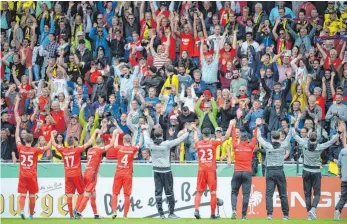  ?? FOTO: DPA ?? Die Mannschaft von Rielasinge­n feiert trotz 0:4-Niederlage mit den Fans im Freiburger Stadion.