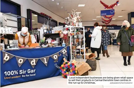  ?? ADRIANWHIT­EPHOTOGRAP­HY ?? Local independen­t businesses are being given retail space to sell their products in Carmarthen­shire town centres in the run-up to Christmas.