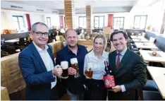  ?? Fotos: Marcus Merk ?? Prost auf die Neueröffnu­ng: (von links) Bürgermeis­ter Michael Wörle, das neue Stras ser Wirtsehepa­ar Christian und Eva Baumüller sowie Brauerei Geschäftsf­ührer Um berto Freiherr von Beck Peccoz zapften das erste Bier im Gersthofer Traditions­wirts haus.