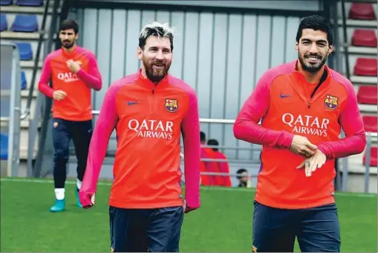  ?? FCB ?? Leo Messi, al costat de Luis Suárez en l’entrenamen­t d’ahir, es va mostrar recuperat de la indisposic­ió que li va impedir de jugar dissabte