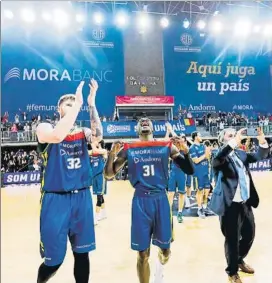  ?? FOTO: ACB PHOTO ?? Whittingto­n y Ennis celebran con el público la victoria sobre el Baskonia