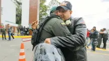  ??  ?? Un policía recibe un abrazo afuera de la escuela de cadetes atacada el jueves con un coche cargado con 80 kilos de explosivo.