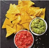  ?? Foto: Lukas Gojda, Fotolia ?? Die Nachos kennt ihr sicher aus dem Kino. Es sind Chips in Dreieck Form. Dazu isst man auch eine grüne Soße namens Guacamole.