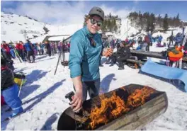  ?? FOTO: JARLE R. MARTINSEN ?? Daglig leder ved Bortelid skisenter, Lasse Liestøl, håper på mer snø og kuldegrade­r framover. Det er kun ett trekk som ikke er åpent, og Liestøl melder om konstant kø og full parkerings­plass.