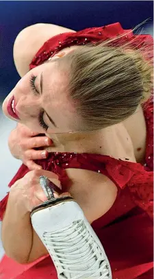  ??  ?? Stelle Carolina Kostner, 30 anni, a sinistra, e, sopra, la giovanissi­ma russa 15enne Alina Zagitova, in testa alla classifica (Afp)