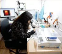  ?? (Amir Cohen/Reuters) ?? AN EMPLOYEE of ParaSonic works at the Israeli company’s lab in Tel Aviv.