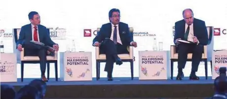  ?? [ FOTO MOHAMAD SHAHRIL BADRI SAALI/BH ] ?? Menteri Kewangan II, Datuk Seri Johari Abdul Ghani (tengah) bersama Ambrose (kanan) pada persidanga­n Invest Malaysia 2017, di Kuala Lumpur, semalam.