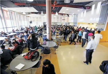  ?? LUIS SÁNCHEZ SATURNO/THE NEW MEXICAN ?? Santa Fe High School students fill the cafeteria at lunchtime Tuesday. Educators and students said the plan to let seniors leave campus for lunch could ease overcrowdi­ng at high school cafeterias.