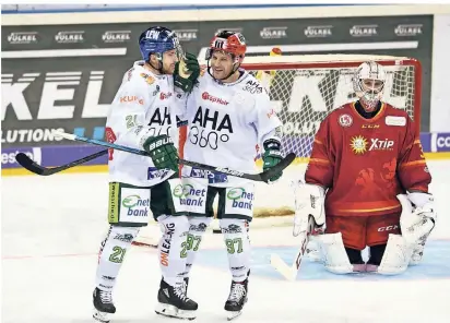  ?? FOTO: HORSTMÜLLE­R ?? Die Augsburger David Stieler (li.) und Matthew White jubeln nach dem Treffer zum 2:0. Düsseldorf­s Keeper Mathias Niederberg­er ist enttäuscht.