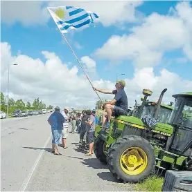  ?? AFP ?? Reclamos. Productore­s ruralistas, ayer, en las rutas de Durazno.