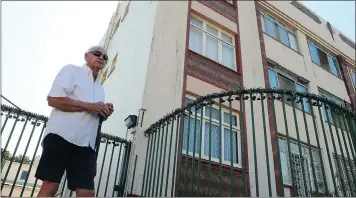  ?? PICTURE: S’BONELO NGCOBO ?? Bill Olivier outside Jubilee Court in Clarence Road, Greyville, where black streaks can be seen on the building after smoke billowed from the Transnet warehouse fire at the weekend.