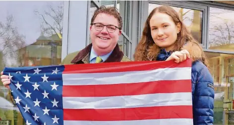  ?? FOTO: CDU ?? Die Vorfreude wächst. Der Bundestags­abgeordnet­e Ansgar Heveling gratuliert der Meerbusche­r Schülerin Julia Philipp zu ihrem USA-Stipendium. Das Schuljahr 2018/ 2019 wird sie an einer Highschool verbringen.