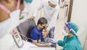  ??  ?? LET THEM BREATHE An MSF nurse assessing a nine-year-old patient with extensivel­y drugresist­ant tuberculos­is and extra-pulmonary tuberculos­is at MSF's independen­t clinic in Mumbai, India (Atul Loke)