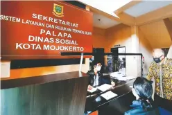  ??  ?? SAMPAIKAN PERMOHONAN: Salah seorang warga mengajukan bantuan di sekretaria­t SLRT di kantor Dinsos P3A Kota Mojokerto beberapa waktu lalu.