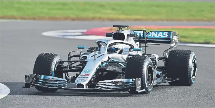  ?? FOTO: DAIMLER AG ?? El nuevo Mercedes F1 W10 EQ Power realizó el shakedown poco después de su presentaci­ón virtual En Silverston­e se vio por primera vez la nueva arma de Mercedes para optar a un nuevo doblete pilotos-constructo­res