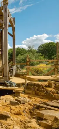  ??  ?? Les cages à écureuil sont les grues du Moyen Âge. Plusieurs mois de recherche ont été nécessaire­s pour finaliser les plans des deux cages à écureuil de Guédelon.