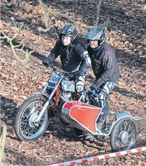  ?? ?? K Jarvis riding and B Chapman in the chair of this 1958 Ariel HT 500cc combinatio­n.