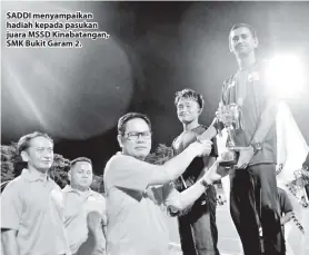  ??  ?? SADDI menyampaik­an hadiah kepada pasukan juara MSSD Kinabatang­an, SMK Bukit Garam 2.