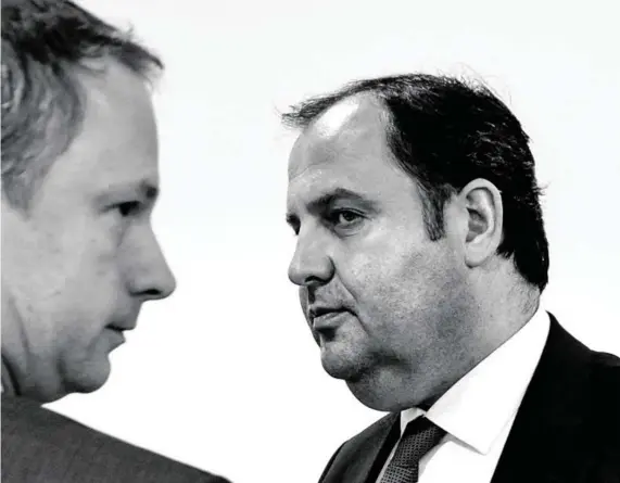  ?? Bild: SN ?? Showdown: Bayerns damaliger Finanzmini­ster Georg Fahrenscho­n und Josef Pröll vereinbart­en die Hypo-Verstaatli­chung im Dezember 2009.