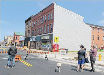  ?? CARLA ALLEN ?? Concerns over the stability of this building at 305 Main Street forced a closure of Main Street last week.