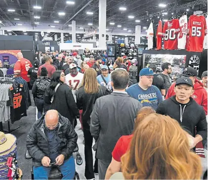  ?? AFP ?? Locura. Una multitud de fanáticos se congrega en Las Vegas para ser parte del evento deportivo del año.