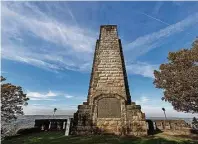  ?? Foto: Karl-Ludwig Oberthür ?? Das Windbergde­nkmal ist Freitals Wahrzeiche­n. Von hier bietet sich eine besondere Sicht auf die Satdt an der Weißeritz.