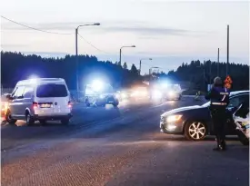  ?? FOTO: LEHTIKUVA/MIKA KANERVA ?? Efter en utdragen biljakt lyckades polisen stoppa bröderna på vägen till Ikalis.