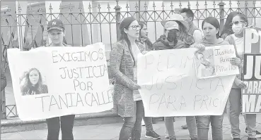  ?? KOQ ?? Durante las diligencia­s de apelación a la sentencia, los familiares de la víctima cumplieron plantones en las afueras de la Corte de Justicia del Azuay.