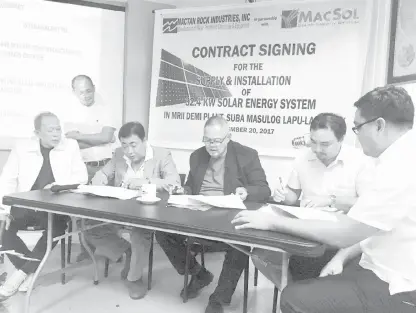  ?? EHDA M. DAGOOC ?? Mactan Rock Industries Inc., led by chairman Antonio Tompar (center) signs a 15-year contract with solar energy provider Macsol Solar Energy.