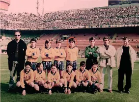  ??  ?? 5 MARZO 1989
Prima che l’Inter battesse il Verona, a San Siro andò in campo una selezione di ragazzini di Massa Carrara contro degli altri del Veneto. Gigi Buffon (nel tondo) fa il centrocamp­ista