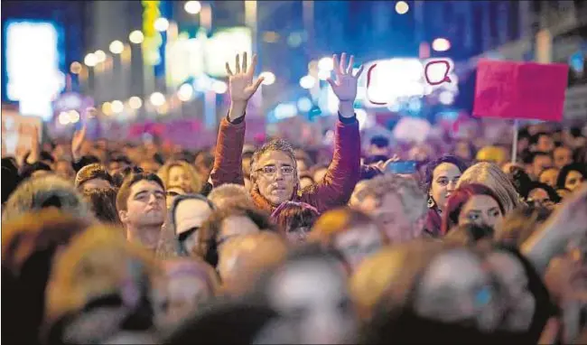 ?? EFE/Luca Piergiovan­ni ?? Hombres en la manifestac­ión en el Día Internacio­nal de la Mujer, en Madrid, el 8 de marzo