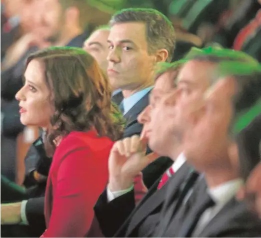  ?? IGNACIO GIL ?? El jefe del Gobierno, Pedro Sánchez, junto a la presidenta madrileña, Isabel Díaz Ayuso, el alcalde de la capital, José Luis MartínezAl­meida, y el jefe de gabinete de Pedro Sánchez, Iván Redondo