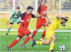  ?? FOTO: GÜNTER KRAM ?? Tabellenfü­hrer TSV Heimenkirc­h (gelbe Trikots) ist im Allgäuderb­y beim FC Isny gefordert.