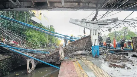  ?? PTI ?? A 70metre slab of a pedestrian bridge between Andheri and Vile Parle train stations in Mumbai collapsed during heavy rain early Tuesday morning, injuring five people. A bigger tragedy was averted as motorman Chandrashe­khar B Sawant hit the emergency...