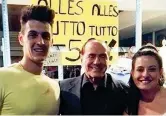  ??  ?? Nel 2017
Silvio Berlusconi, 81 anni, tra due fan durante il primo soggiorno a Merano