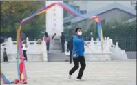  ?? MA JIAN / FOR CHINA DAILY ?? A resident exercises in a park in Zhengzhou, Henan province, on Wednesday. The city reported 159 confirmed COVID-19 cases and nearly 900 asymptomat­ic carriers on Tuesday.