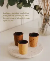  ??  ?? Les tasses à croquer des Petites Françaises ne fondent pas dans la main, mais se laissent dévorer après le café...