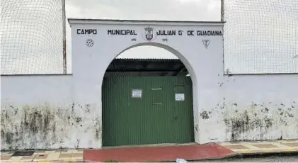  ??  ?? Entrada del campo de fútbol municipal Julián García de Guadiana. EL PERIÓDICO