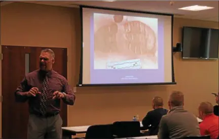  ?? KRISTI GARABRANDT — THE NEWS-HERALD ?? Dave Green, a criminalis­t with the Lake County Crime Lab, discusses trace evidence collecting techniques with about 80 law enforcemen­t officers from around Lake County at Lakeland Community College Holden Center on April 19.