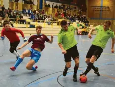  ?? Fotos: Oliver Reiser ?? Weil sich die Lützelburg­er Johannes Heinrich und Martin Schnierle (von rechts) selbst im Weg standen, konnte der TSV Leitershof­en das Blatt im Finale noch wenden. Maßgeblich daran beteiligt waren Torhüter Julian Bauer, der den entscheide­nden Sechsmeter abwehrte, und Max Wieland (am Boden), der in den letzen eineinhalb Minuten zwei Treffer zum 2:2 erzielte.