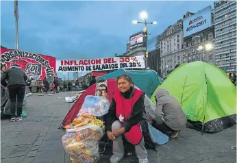  ?? TELAM CARLOS BRIGO ?? Protesters spent Wednesday night camping near the Obelisk to decry the government’s economic policies.