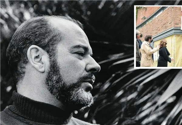  ??  ?? Inés García-Albí, ayer, junto a Ada colau, descubre la placa en recuerdo a su tío Jaime Gil de Biedma en la calle Pérez Cabrero, número 6, de Barcelona