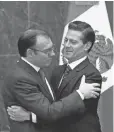  ?? DARIO LOPEZ- MILLS, AP ?? Mexican President Enrique Peña Nieto embraces Treasury Minister Luis Videgaray, who resigned.