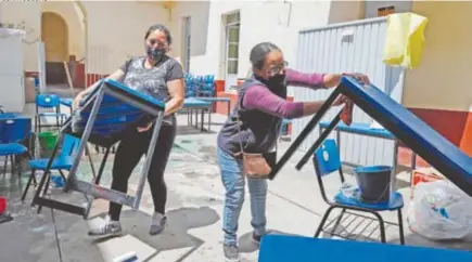  ?? CUARTOSCUR­O ?? Madres de
alumnos de una primaria de Puebla participar­on en la jornada de limpieza