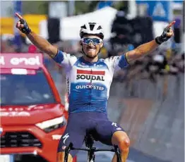  ?? Luca Bettini / AFP ?? Alaphilipp­e celebra la victoria de etapa, ayer en Fano.