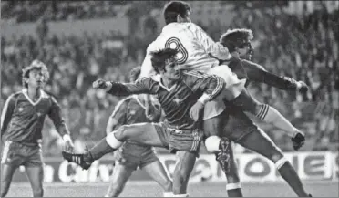  ??  ?? SENTENCIA. Santillana dinamitó la eliminator­ia en la 1985-86 con sus tres goles en el Bernabéu.