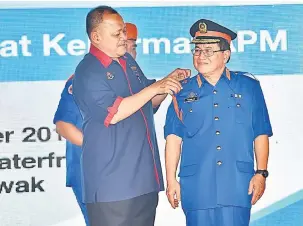  ??  ?? TAHNIAH: Shahidan menyematka­n pangkat Timbalan Pesuruhjay­a Kehormat (Pertahanan Awam) kepada Uggah pada Majlis Perasmian Bulan Kesiapsiag­aan Nasional 2017 di Kuching semalam.