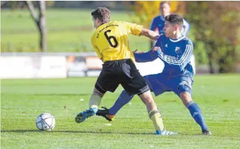  ?? FOTO: THOMAS WARNACK ?? Uttenweile­rs Andreas Ganser (rechts) stoppt Bad Buchaus Alexander Seyfried (links). Am Sonntag endet das Duell ganz klar zu Gunsten des SV Uttenweile­r. Uttenweile­r acht Tore, Bad Buchau eines, Andreas Ganser vier Tore, Alexander Seyfried keines.